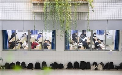 2024年12月25日，2023年全國碩士研究生招生考試南華大學考點，考生們在考試中 圖據視覺中國